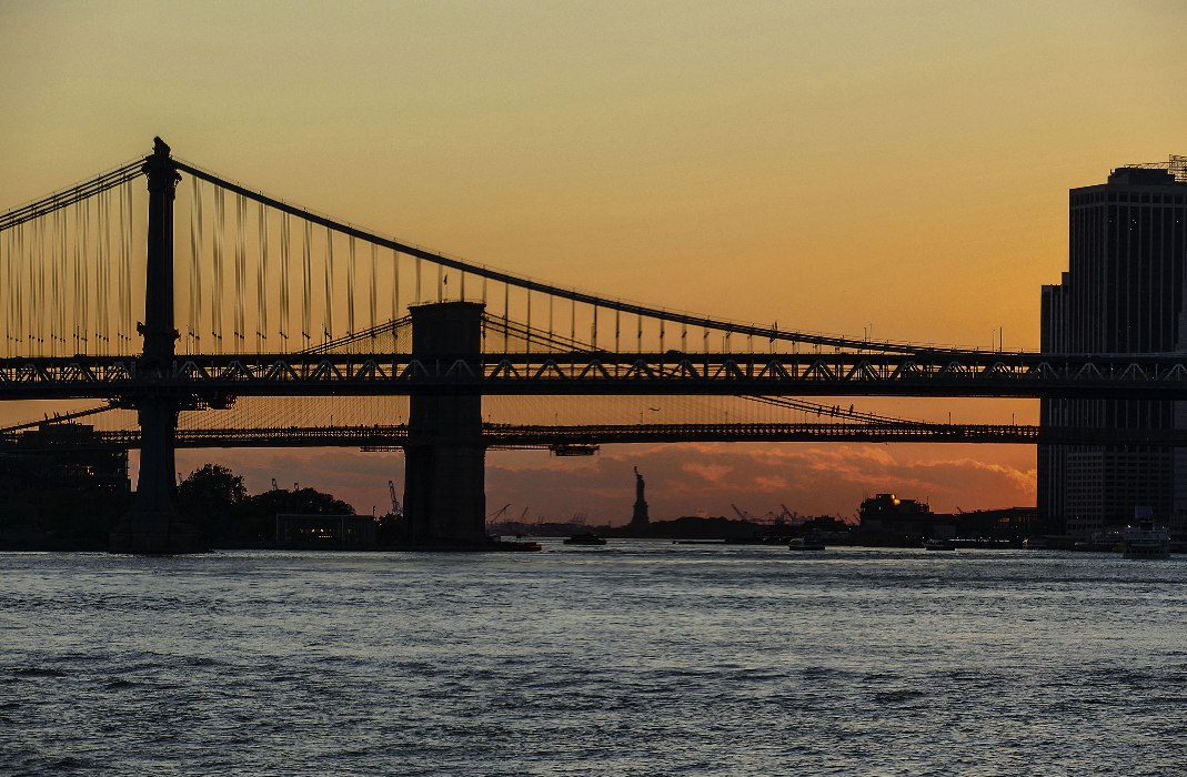 Freiheitsstatue hinter Manhattan- und Brooklyn-Brücken