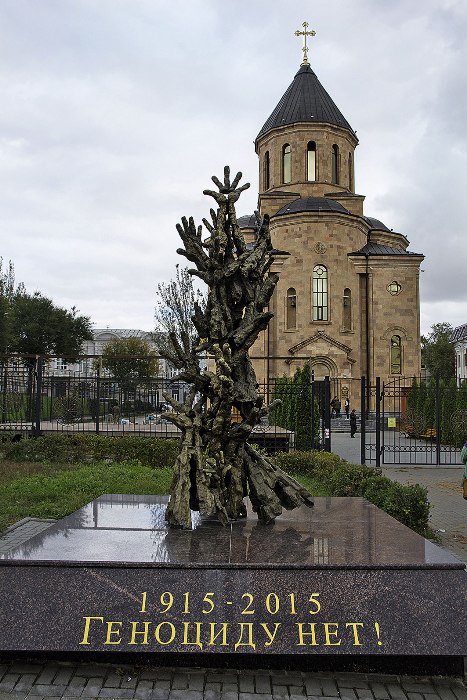 Genozid-Denkmal und armenische Kirche in Nachitschewan