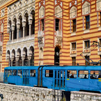 Bosnien Bibliothek und blaue Tram in Sarajevo