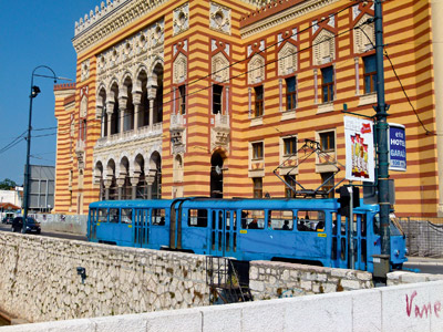 Bibliothek und blaue Tram in Sarajevo